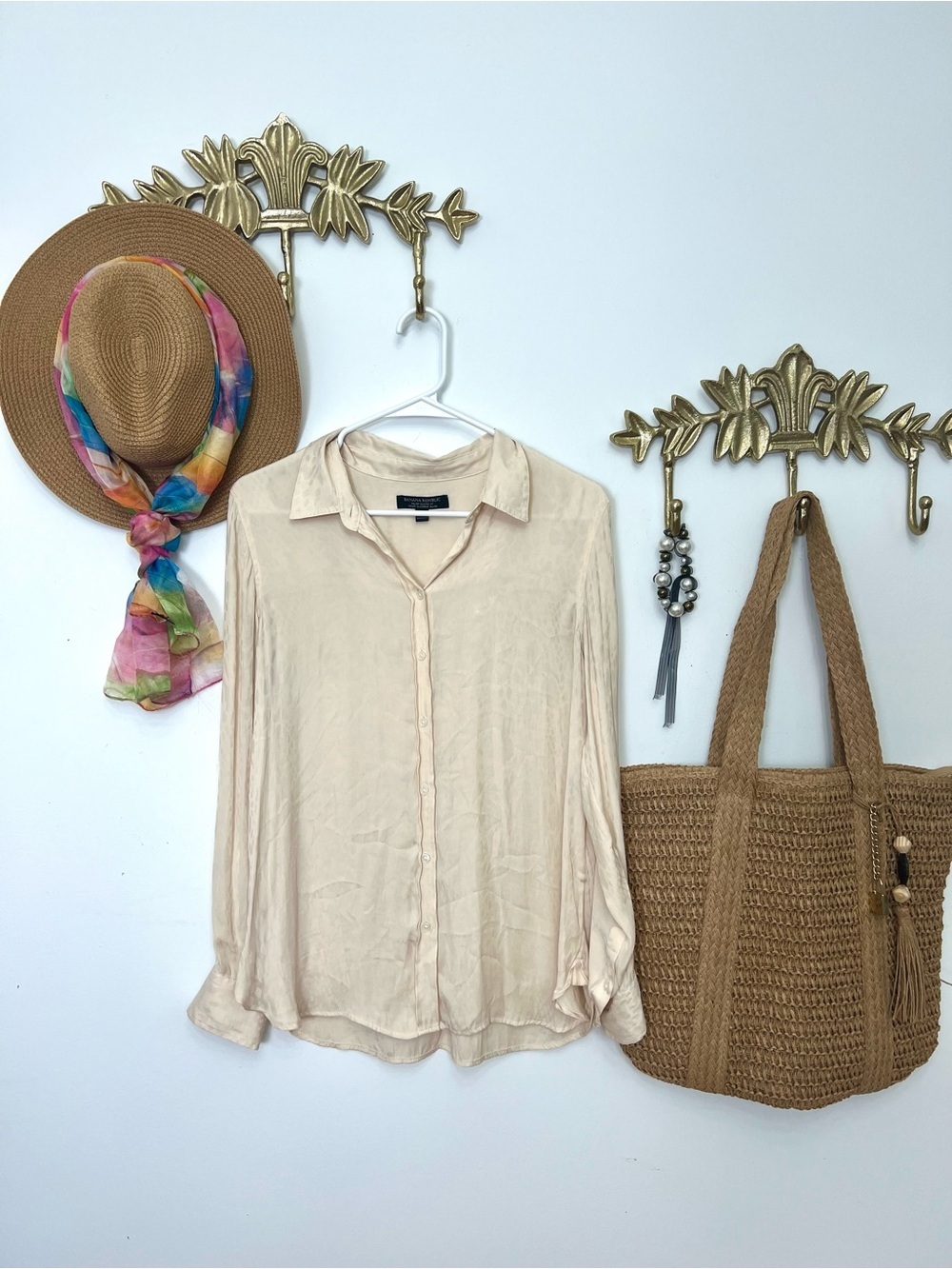 Banana Republic Light Beige Button-Down Women's Blouse m ptp 21” l 28”